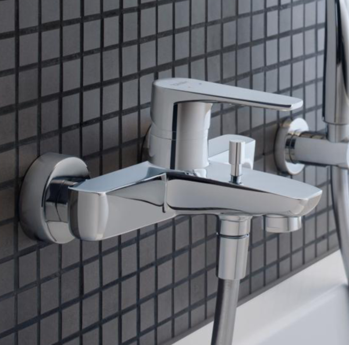SERIES SPECIFIC Chrome Robinetteries de baignoire: Mitigeur monocommande  bain/douche avec tube vertical positionnement libre et garniture de douche